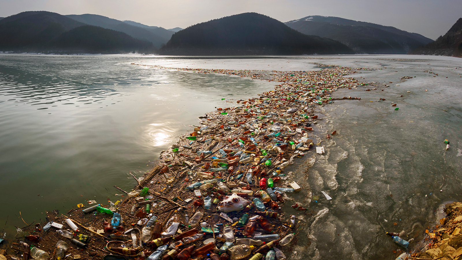 plastic trash flowing to ocean