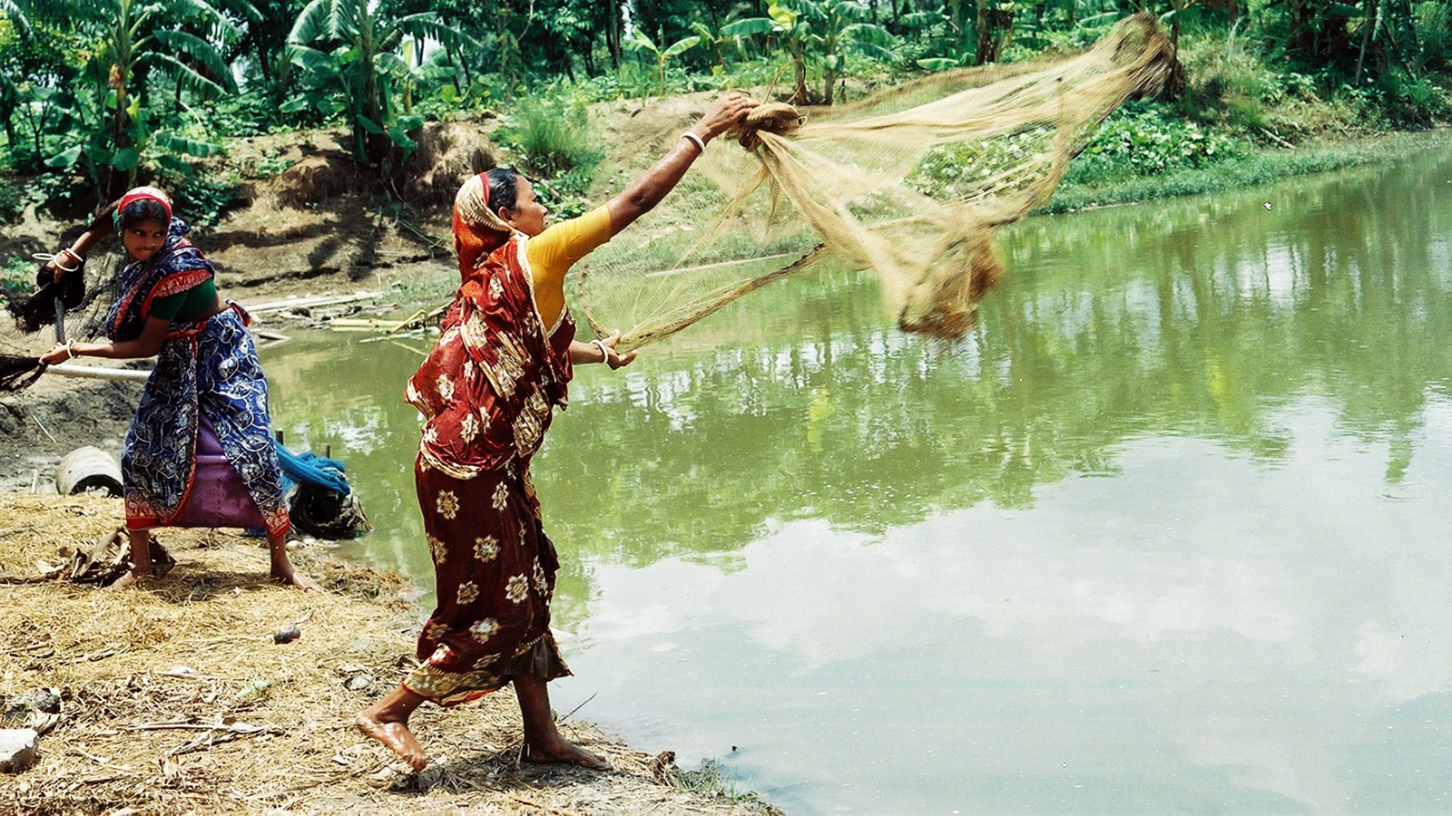 Bagladesh fishers casting net